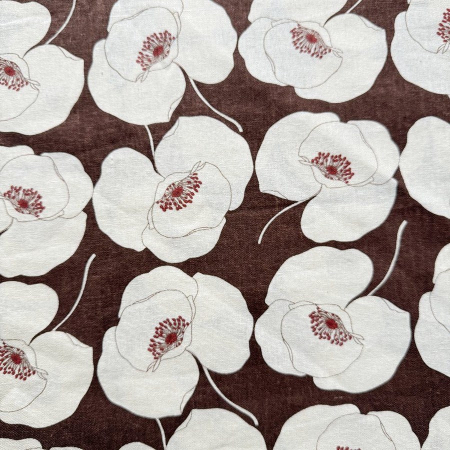 Viscolinho estampado floral branco sobre fundo marrom — ref. VL-05